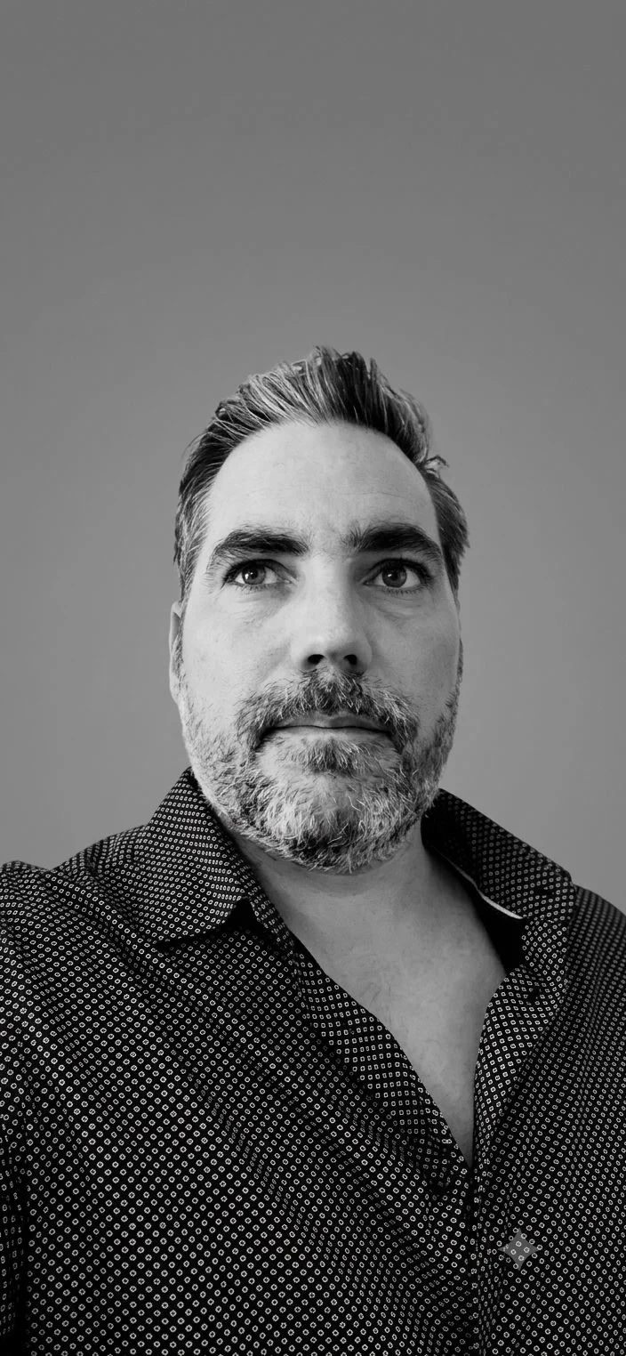 Portrait en noir et blanc de Jimmy Nauleau, paysagiste fondateur d'Influence Paysage